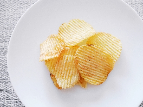 カルビー　香港名物ポテトチップス　大澳蝦醬味　薯片　タイオーエビペースト味の口コミ
