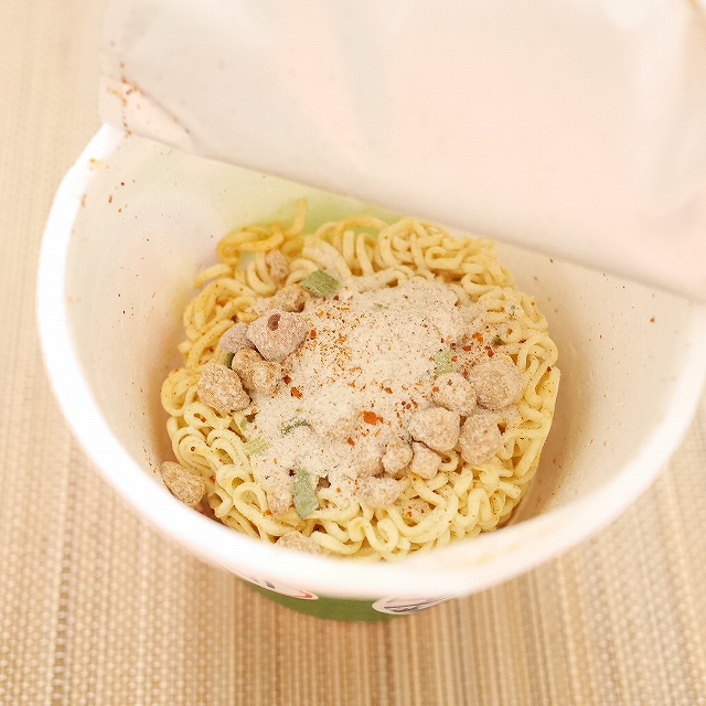 Indomie インドミー POP MIE RASA BASO SAPI ポップミーミニインスタントカップ麺 牛肉団子味の口コミ