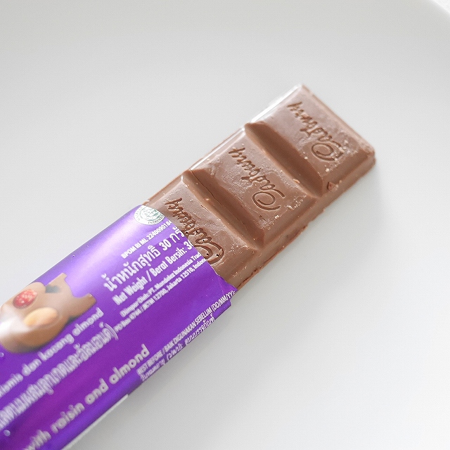 キャドバリーデイリーミルクチョコレート　フルーツ＆ナッツ　Cadbury Dairy Milk FRUIT&NUT30gの口コミ