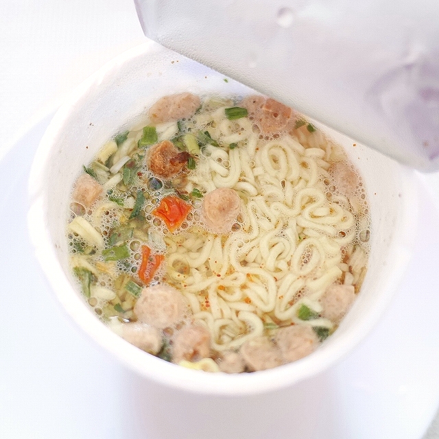 Indomie インドミー POP MIE RASA AYAM BAWANG ポップミーミニインスタントカップ麺 鶏ネギの口コミ