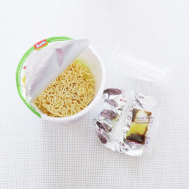 Indomie インドミー POP MIE RASA SOTO MI ポップミーミニインスタントカップ麺 スープ麺味の口コミ