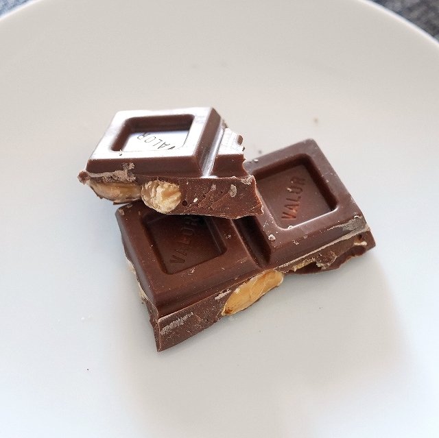 バロール　アーモンド入りミルクチョコレート　レチェ　VALOR LECHE ALMENDRASの口コミ