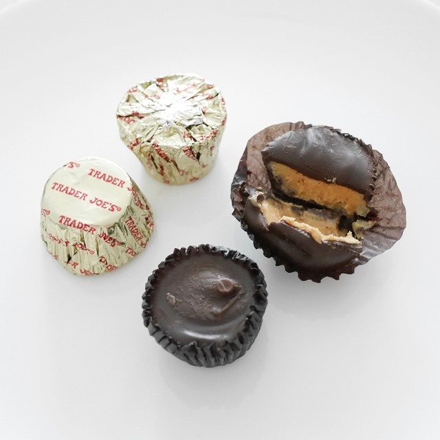 トレーダージョーズ　ダークチョコレートピーナッツバターカップ　袋入り　Peanut Butter Cups 99gの口コミ