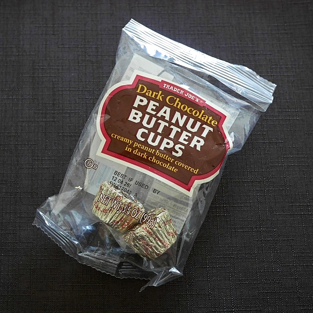 トレーダージョーズ　ダークチョコレートピーナッツバターカップ　袋入り　Peanut Butter Cups 99gの口コミ